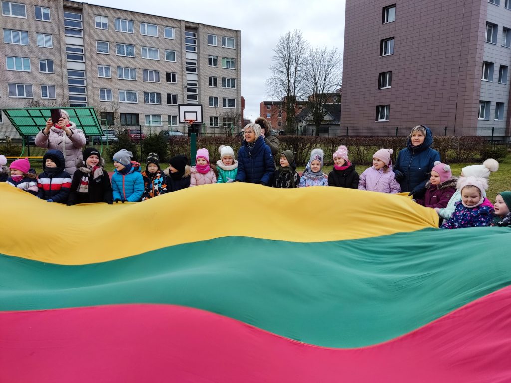 Pasvalio lopšelio-darželio „Eglutė“ priešmokyklinių grupių vaikai ir mokytojai aktyviai paminėjo Kovo 11 -ąją — Lietuvos Nepriklausomybės atkūrimo dieną.