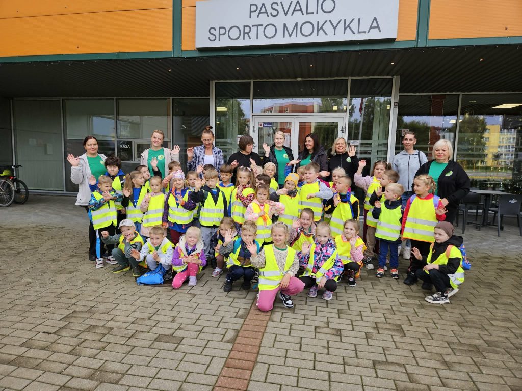 Mūsų priešmokyklinio ugdymo grupių auklėtiniai svečiavosi Sporto mokykloje, kur jų laukė aktyvi, emocinga ir pilna judesio džiaugsmo diena. Šio apsilankymo tikslas – supažindinti mažuosius su sporto aplinka, skatinti fizinį aktyvumą ir komandinę dvasia nuo mažų dienų.
